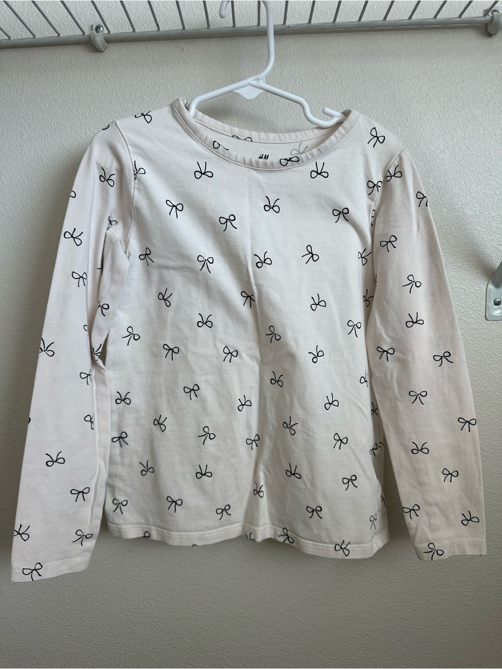 H&M White Long Sleeve Tee with Black Bow Print Size 6x/7